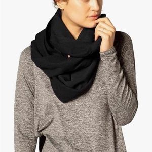 Beyond Yoga Secret Pocket Infinity Scarf